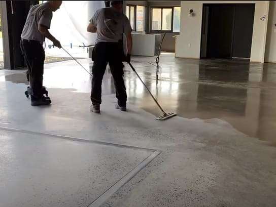 Jak polerować i szlifować posadzki betonowe oraz cementowe